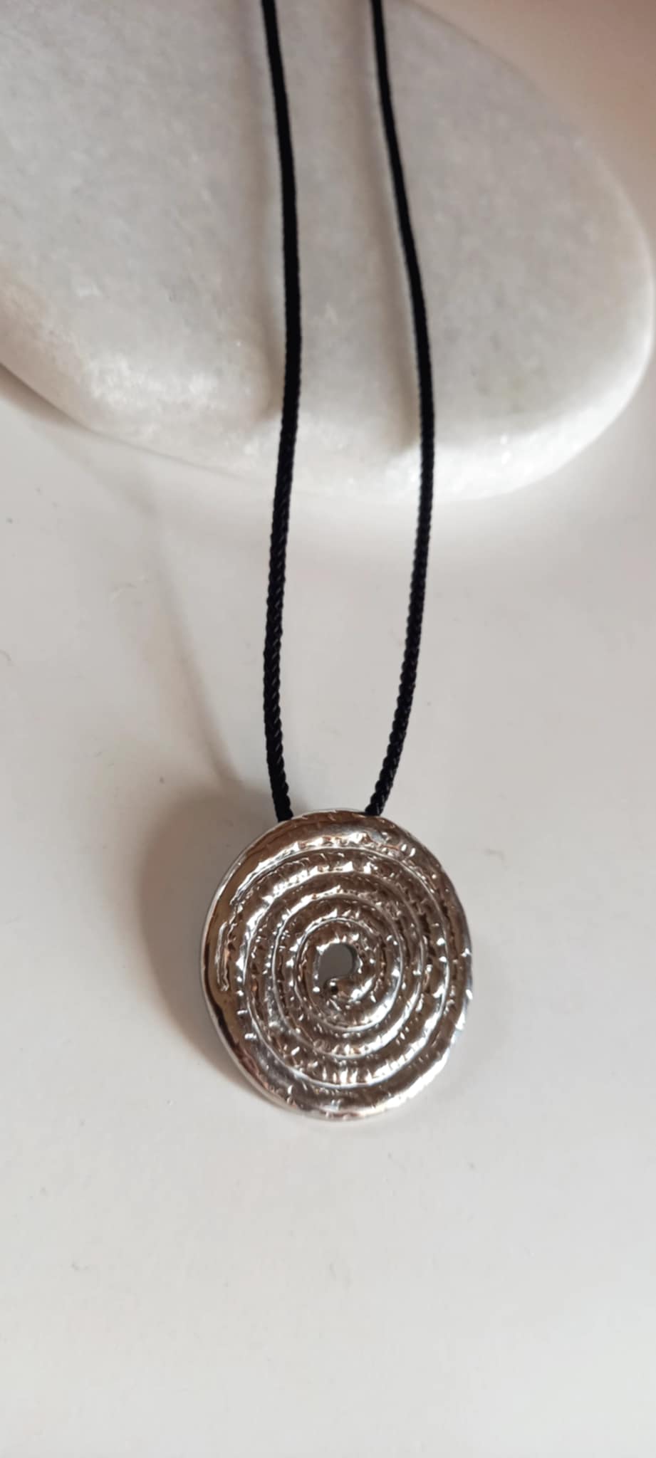 Κολιέ με κορδόνι και μοτίφ