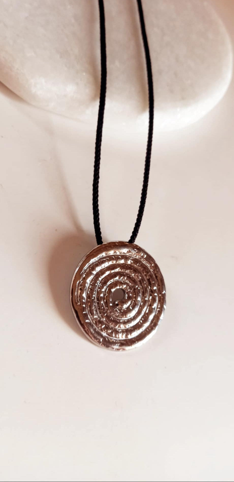 Κολιέ με κορδόνι και μοτίφ