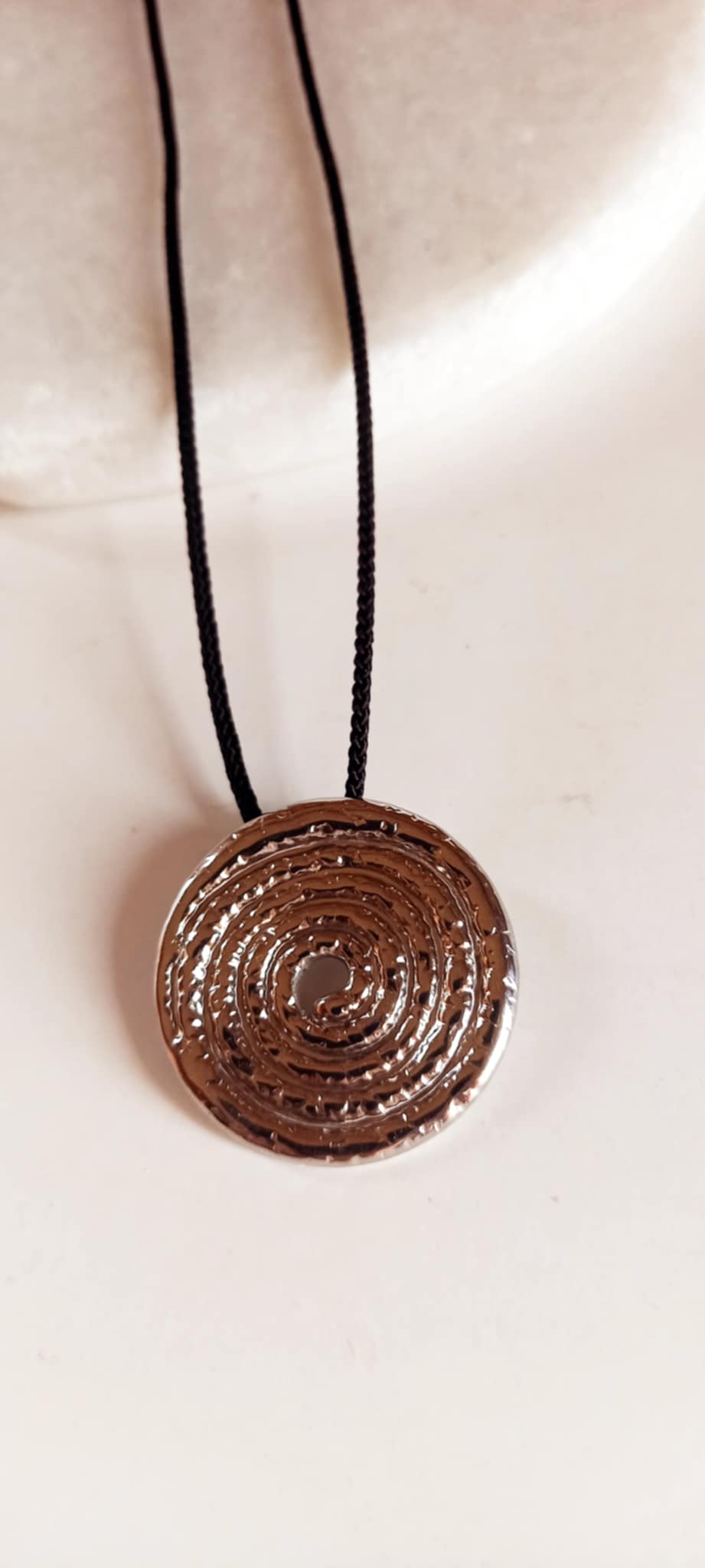 Κολιέ με κορδόνι και μοτίφ