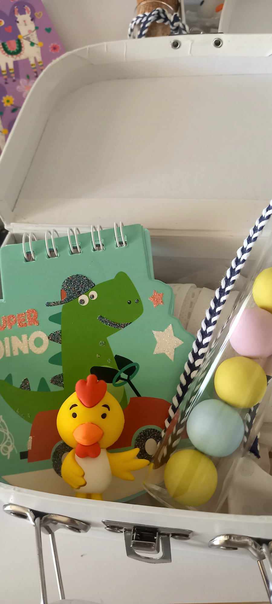 Παιδική μπομπονιέρα - βαλιτσάκι με γυάλινο σωλήνα και δραστηριότητες