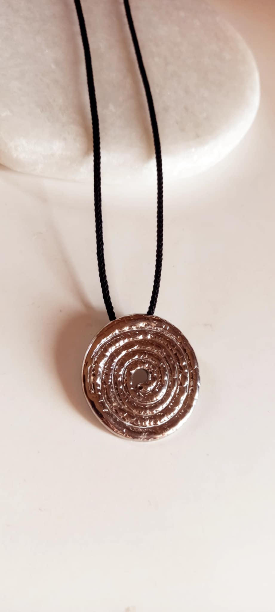 Κολιέ με κορδόνι και μοτίφ