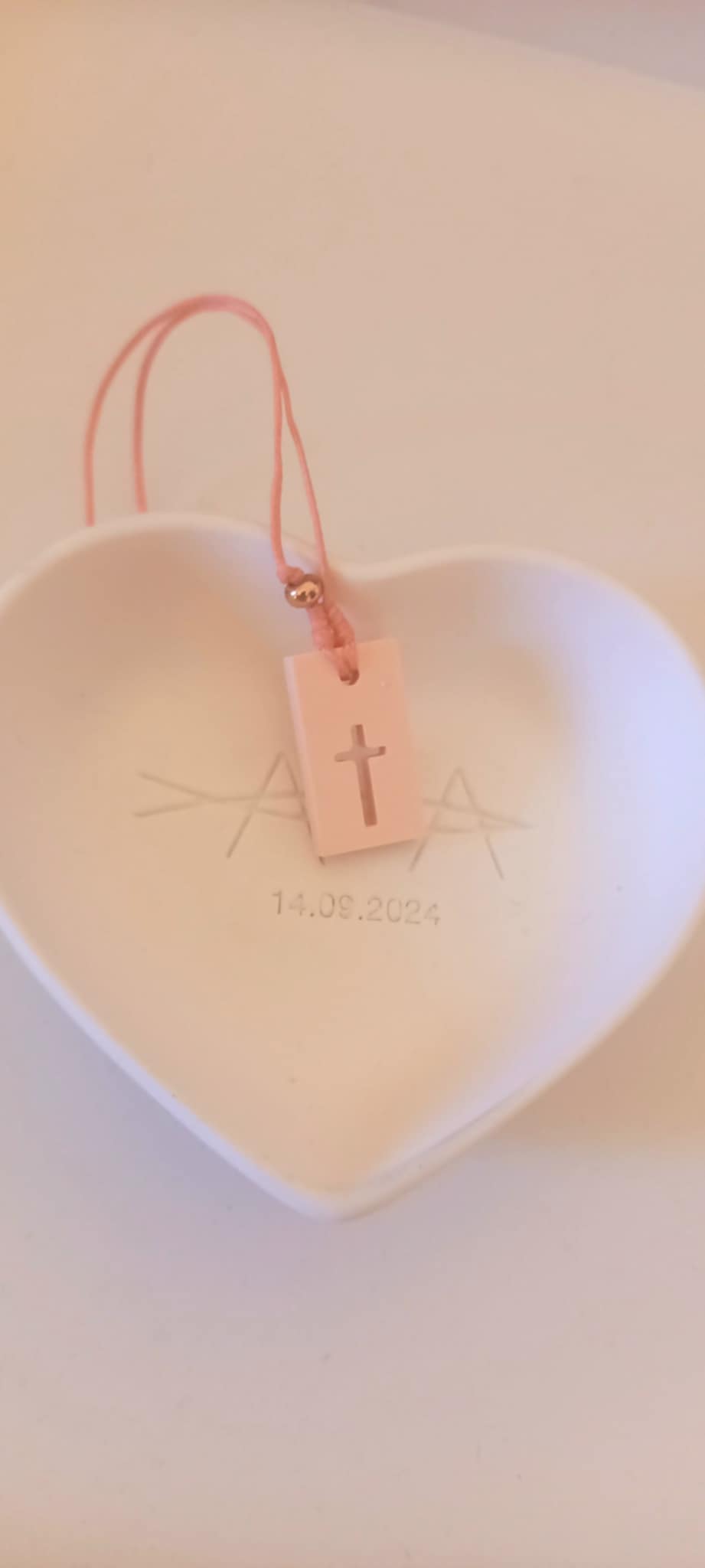 Μαρτυρικό με κορδόνι, σταυρό και υφή πορσελάνης