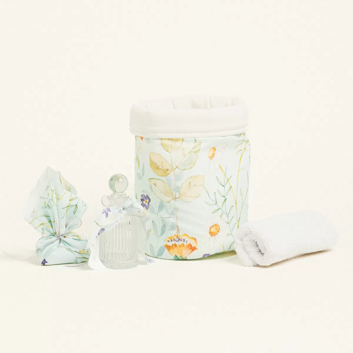 Σετ βάπτισης με λουλούδια σε βεραμάν φόντο