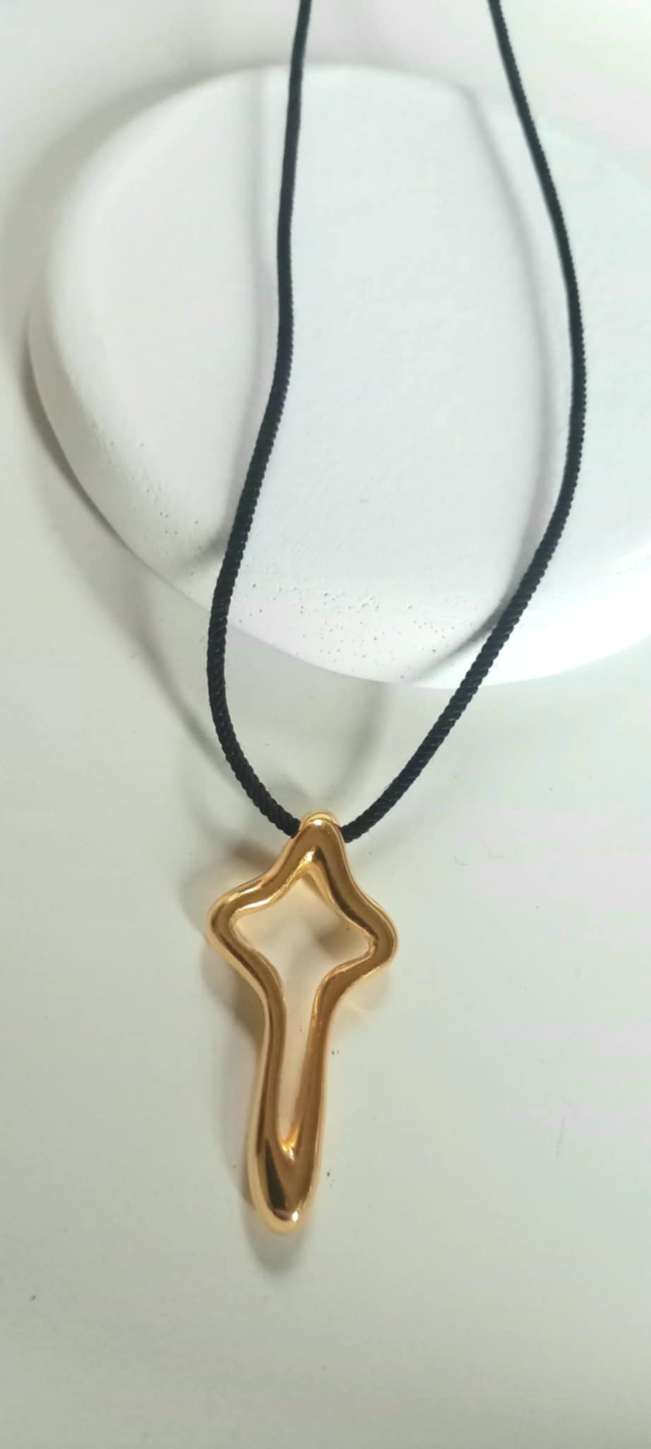 Κολιέ με κορδόνι και σταυρό