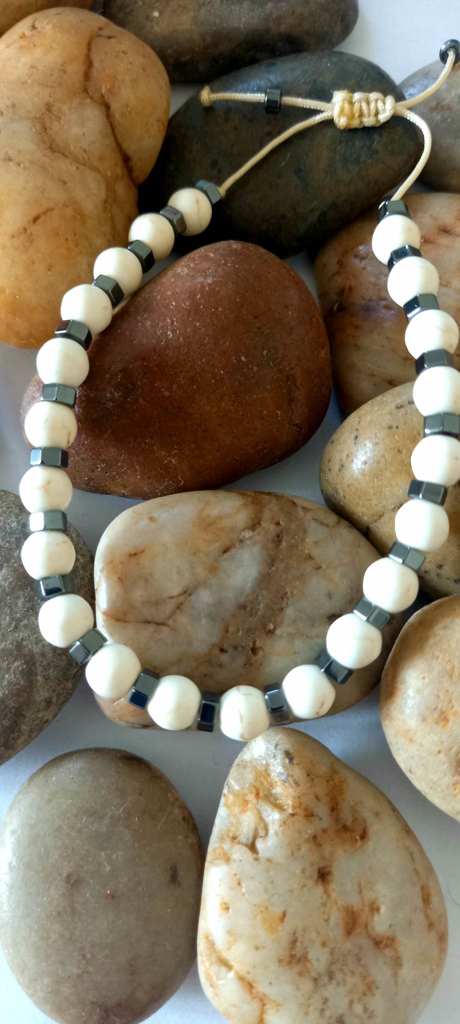 Χειροποίητο αντρικό βραχιόλι με λευκούς χαολίτες και αιματίτη