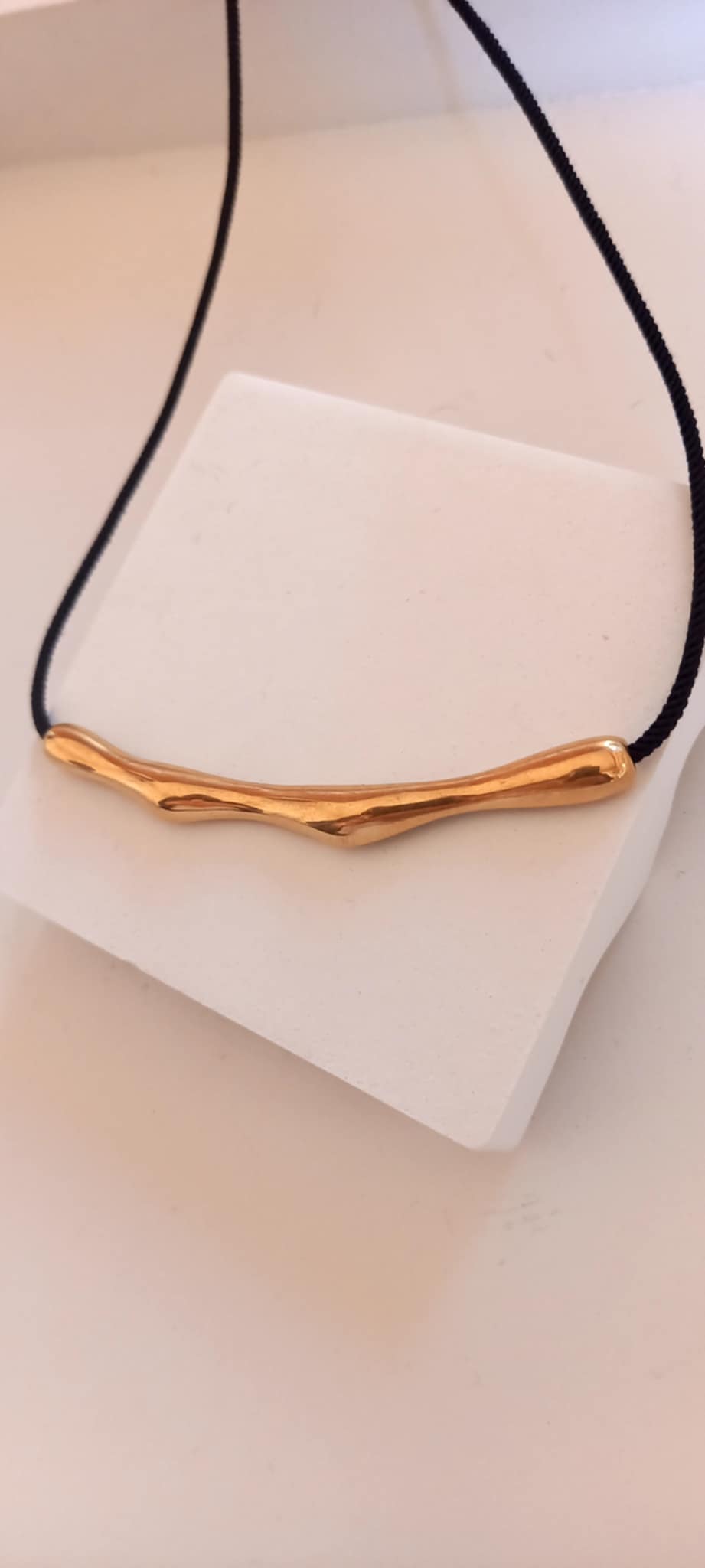 Κολιέ με κορδόνι και ατσάλινη μπάρα