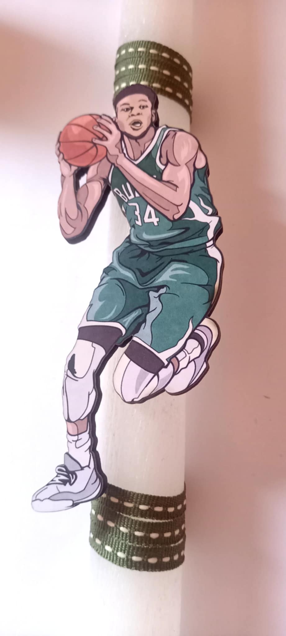 Χειροποίητη λαμπάδα με τον Αντετοκούμπο