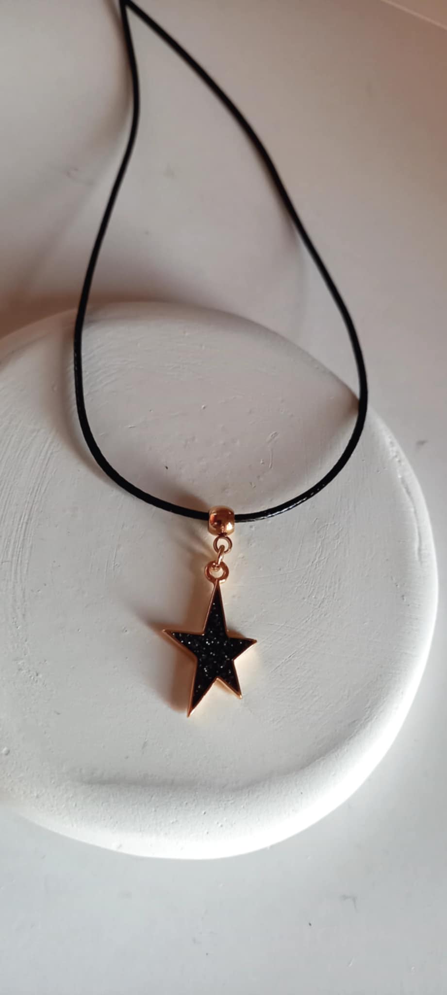 Κολιέ με κορδόνι και μοτίφ αστέρι