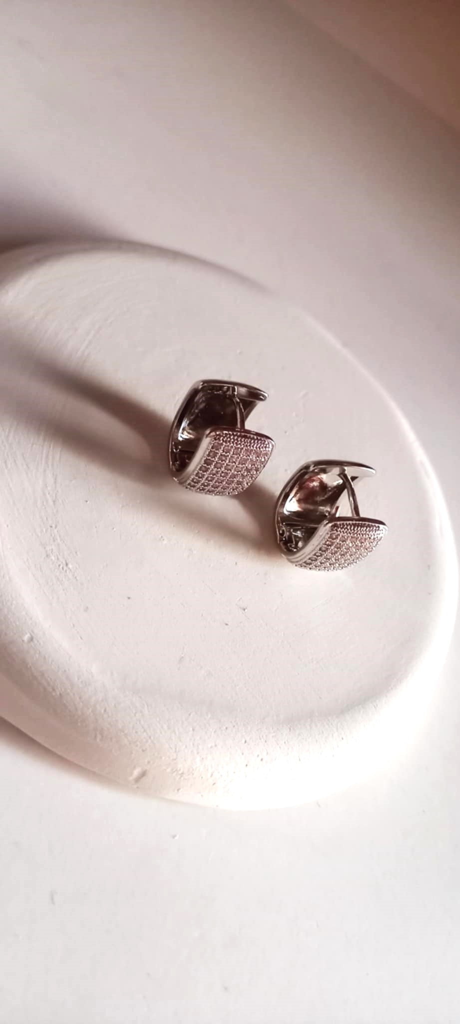 Κρίκοι από ατσάλι με λευκά ζιργκόν