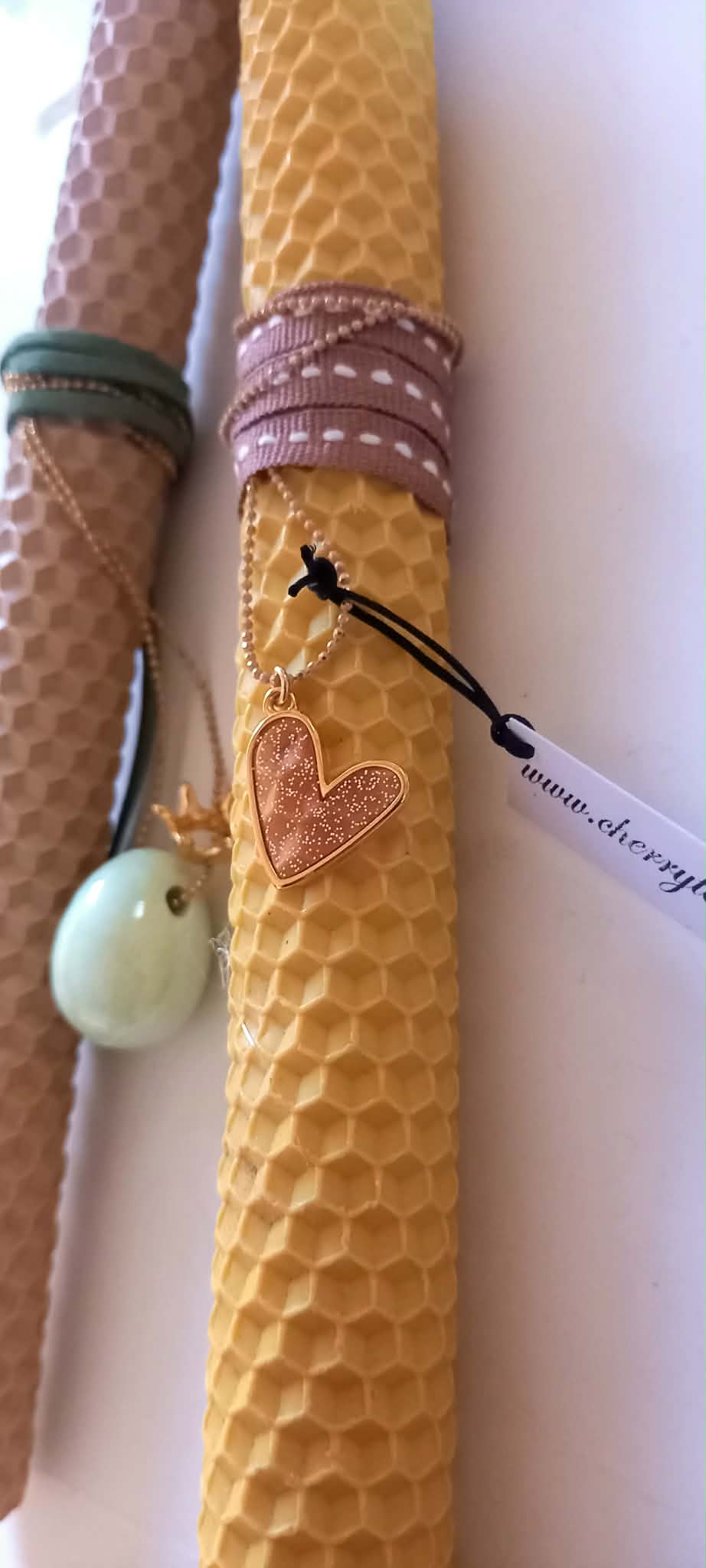 Λαμπάδα από μελισσοκέρι με κολιέ