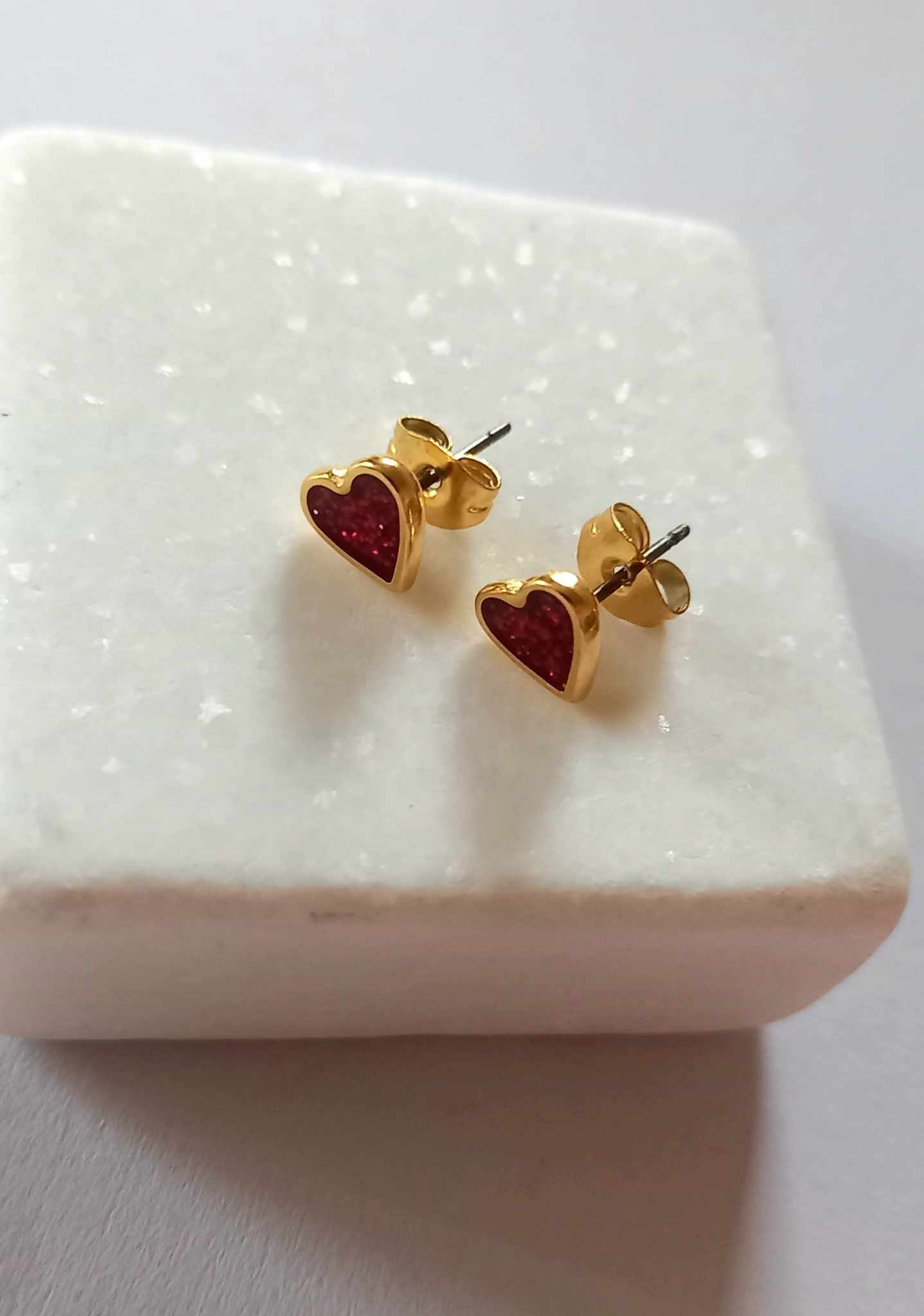 Σκουλαρίκια καρδιές με σμάλτο glitter