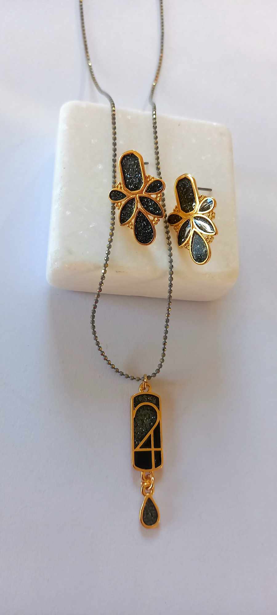 Εντυπωσιακά σκουλαρίκια με σμάλτο