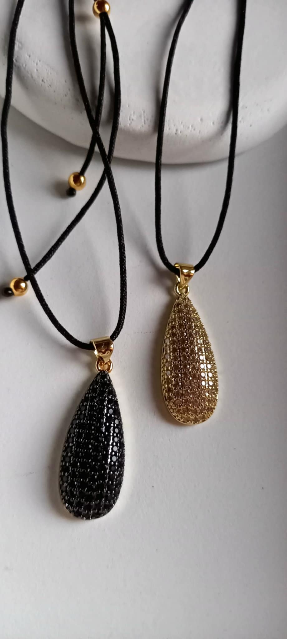 Κολιέ με κορδόνι και μοτίφ με ζιργκόν