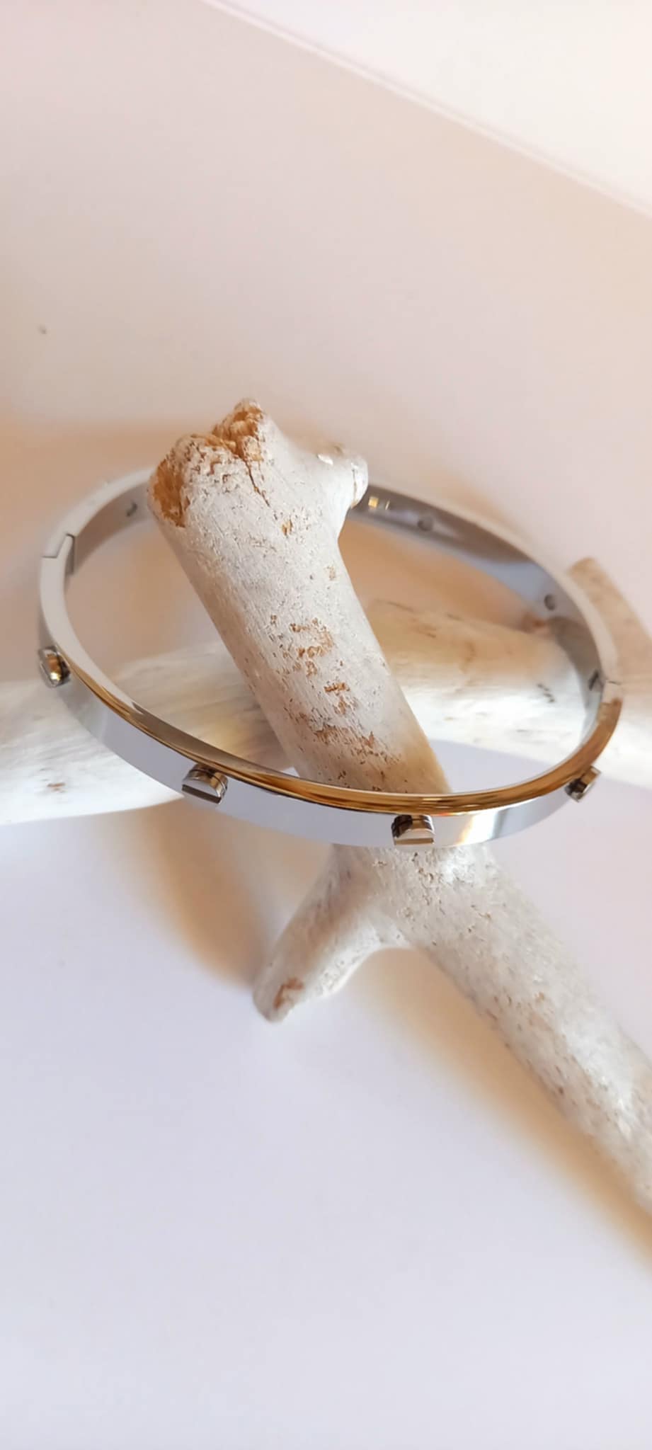 Βραχιόλι χειροπέδα με ανάγλυφα στοιχεία