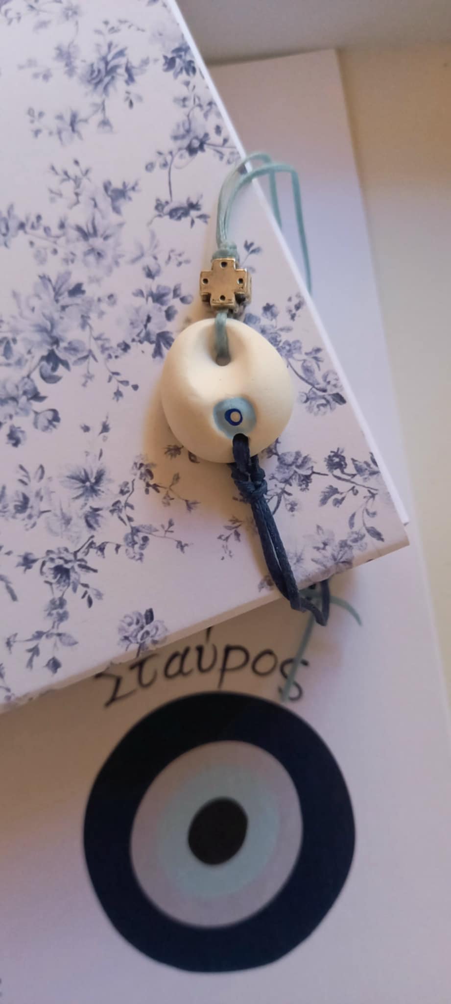 Μαρτυρικό βραχιόλι με υφή πορσελάνης και σταυρό