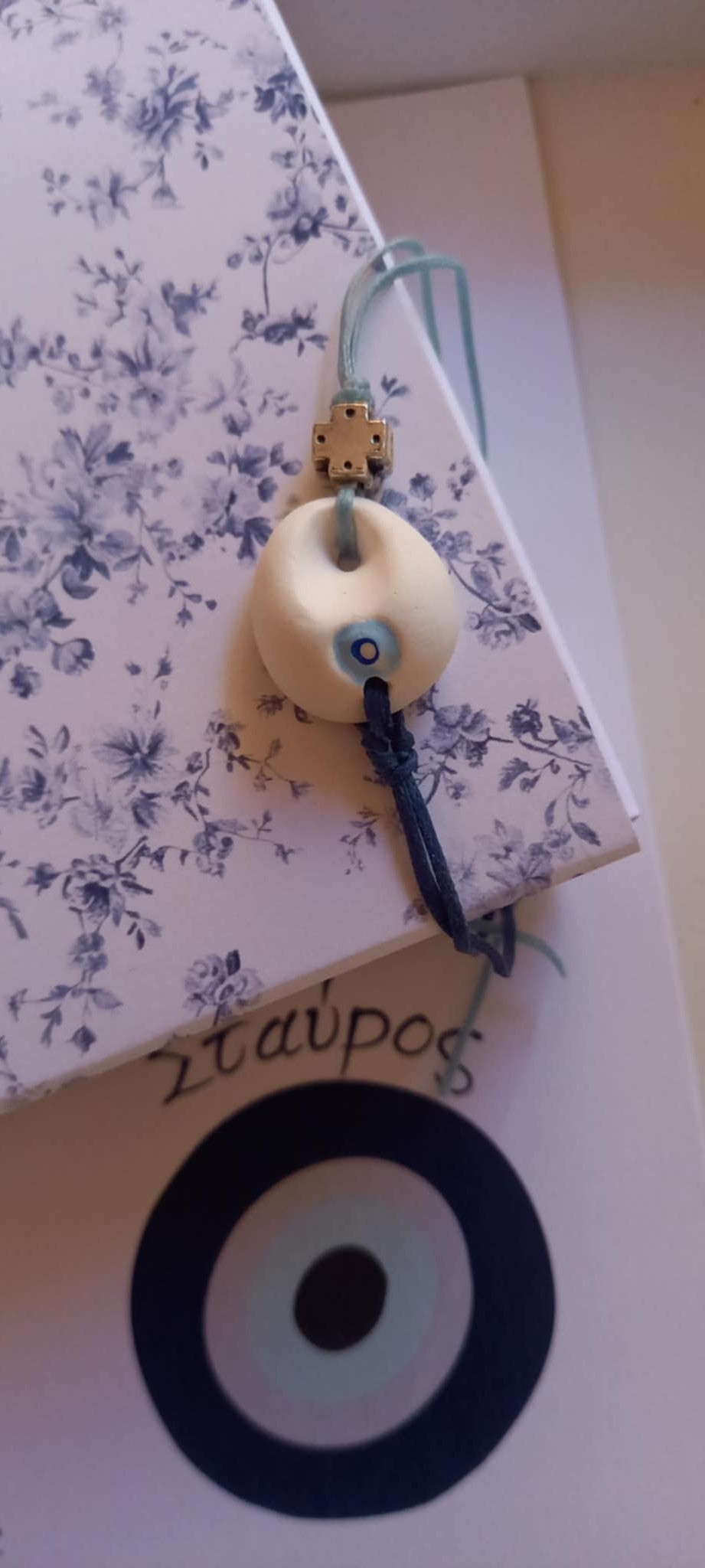 Μαρτυρικό βραχιόλι με υφή πορσελάνης και σταυρό
