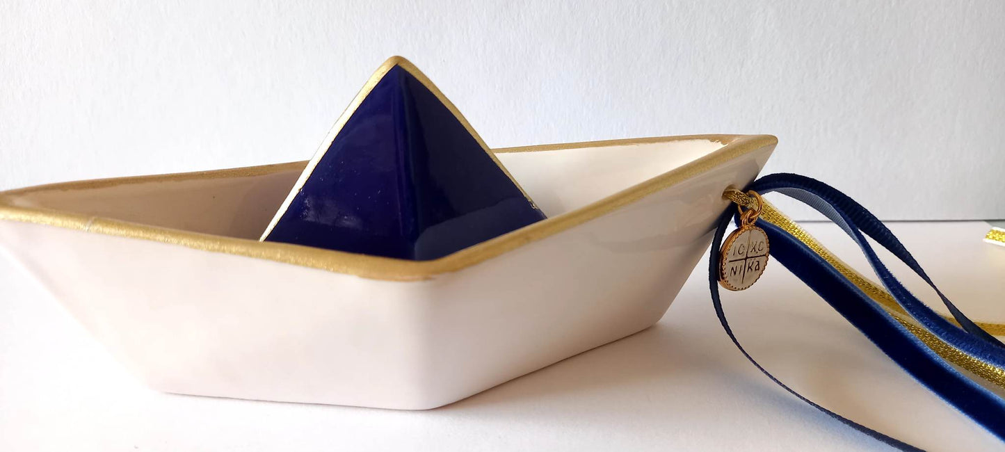 Μπομπονιέρα γάμου - βάπτισης κεραμικό καράβι με κωνσταντινάτο φλουρί