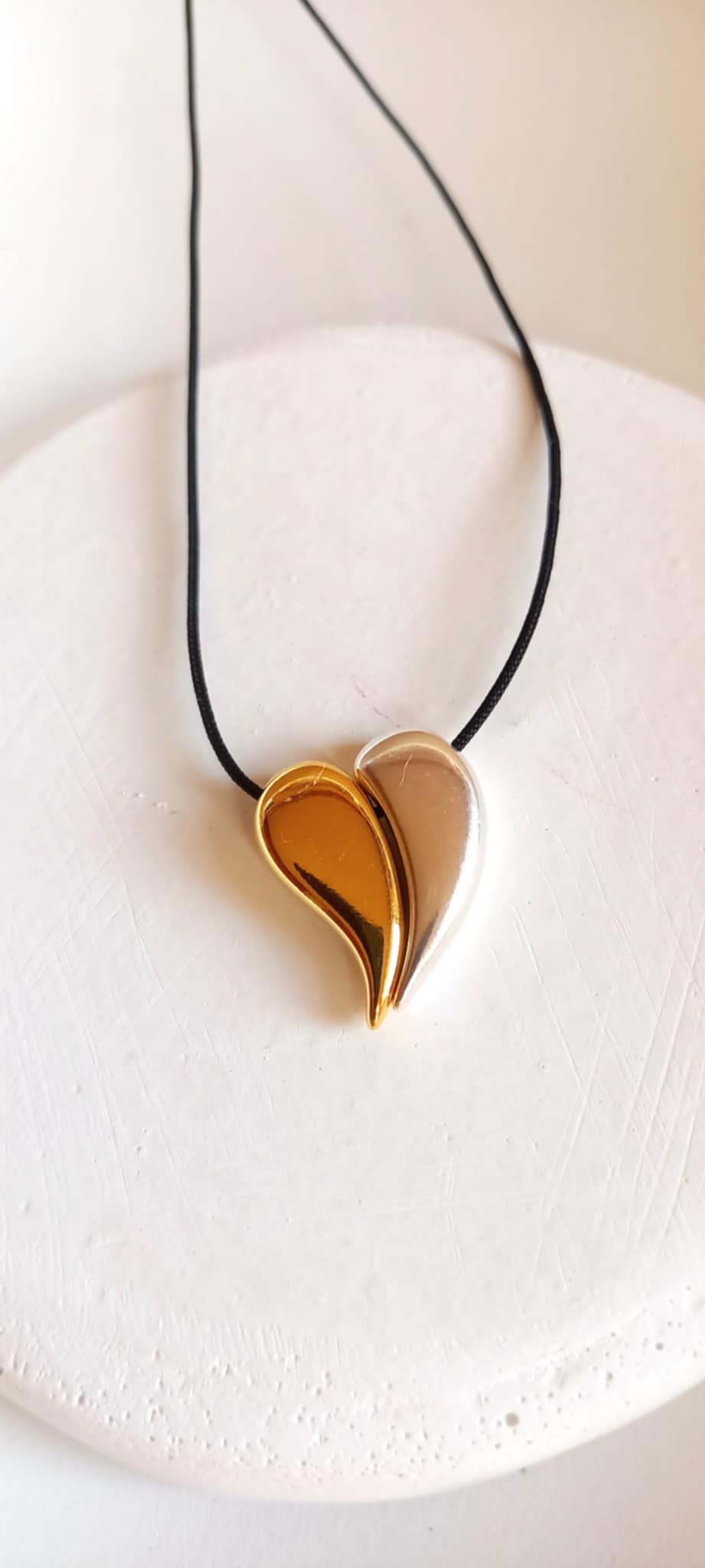 Κολιέ με κορδόνι και μοτίφ καρδιά