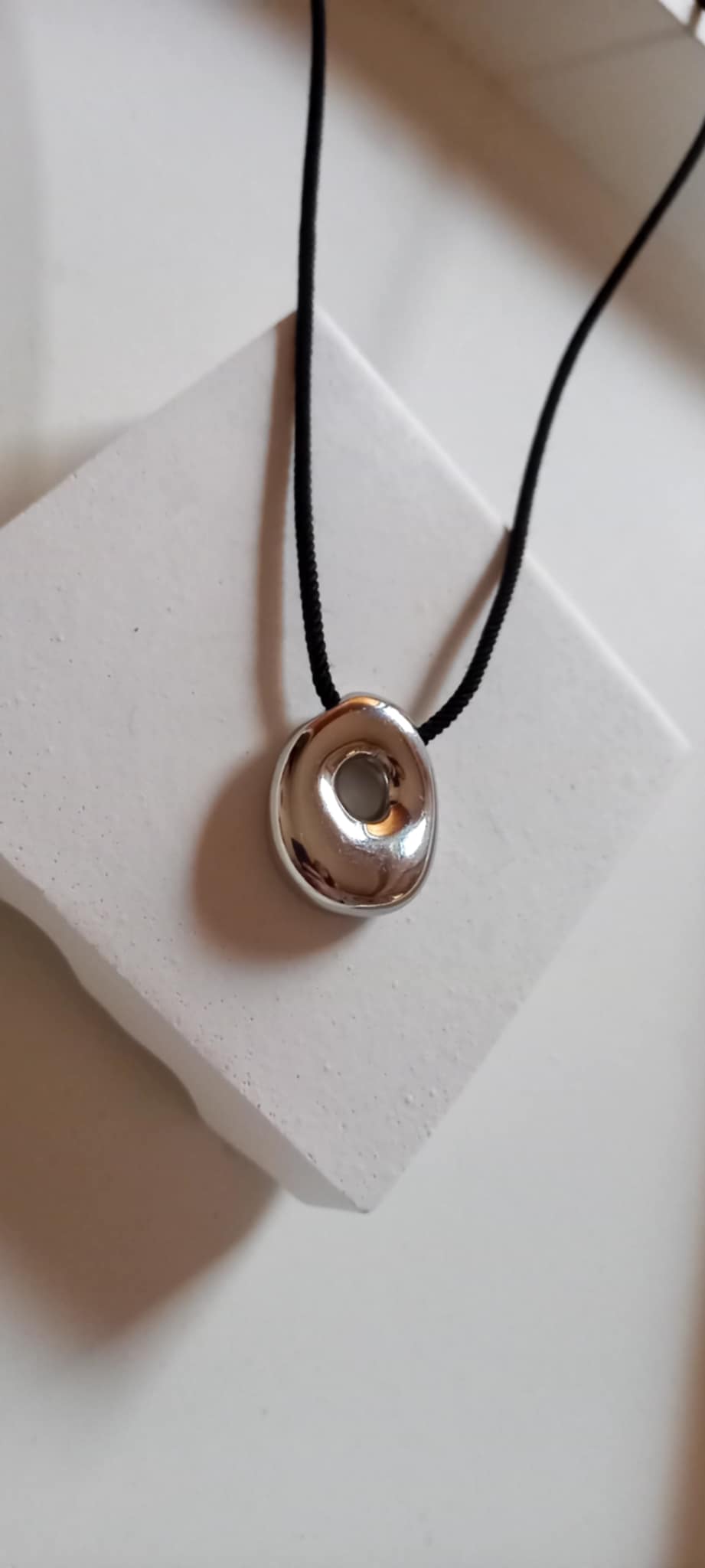 Κολιέ με ατσάλινο μοτίφ