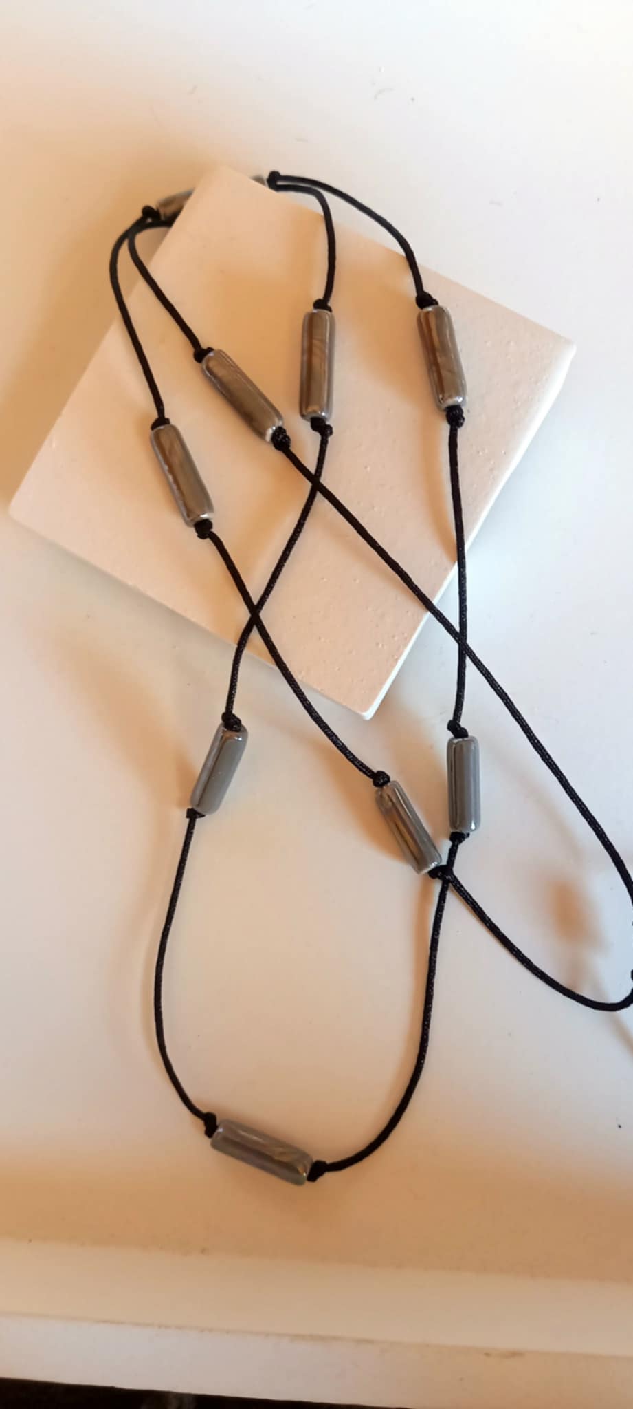 Κολιέ με κορδόνι και κεραμικές χάντρες