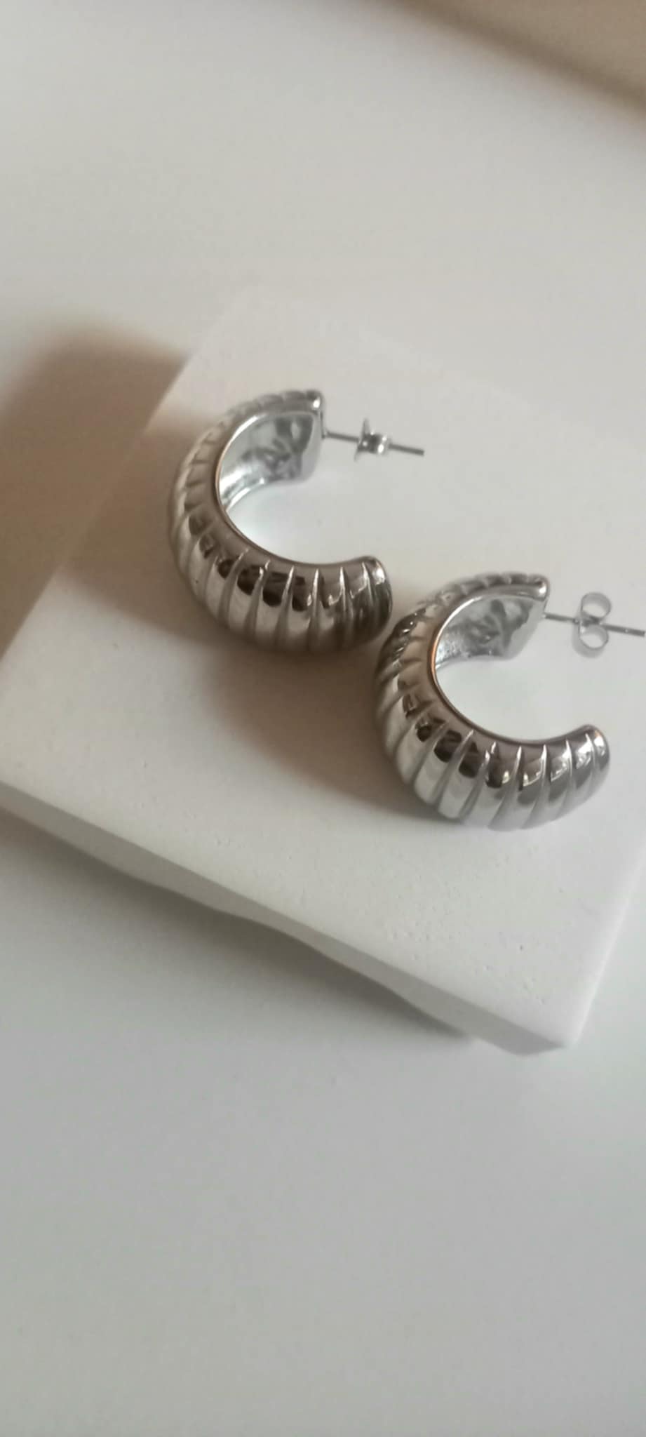 Σκουλαρίκια ανάγλυφοι κρίκοι από ατσάλι