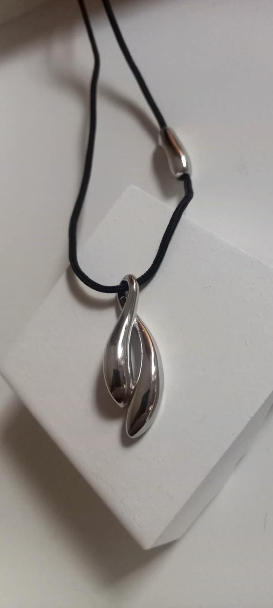 Κολιέ με κορδόνι και ατσάλινο συνδετικό στοιχείο