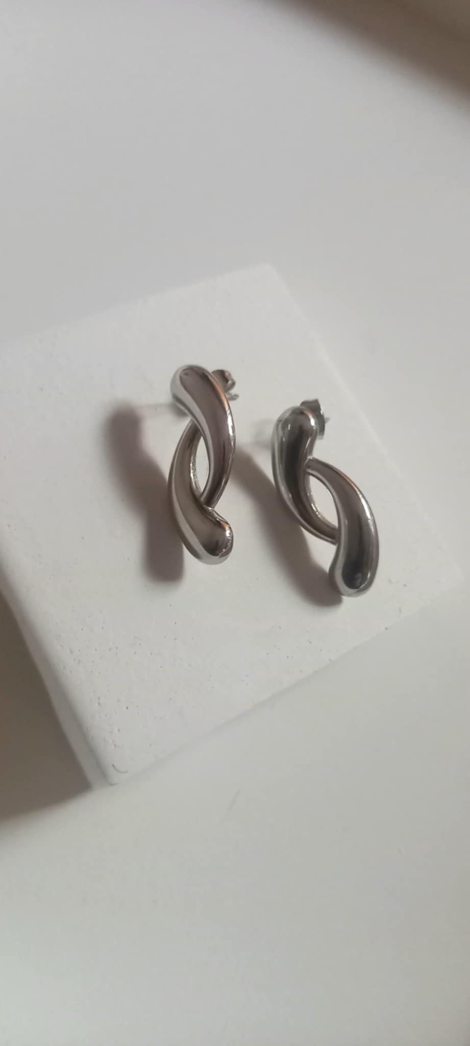 Σκουλαρίκια από ατσάλι με ιδιαίτερο σχέδιο