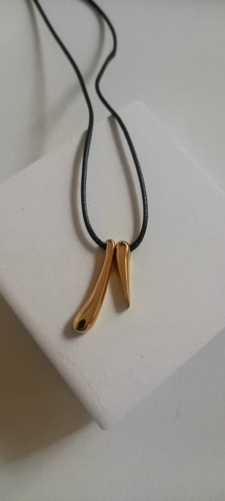Κολιέ με κορδόνι και ατσάλινα μοτίφ