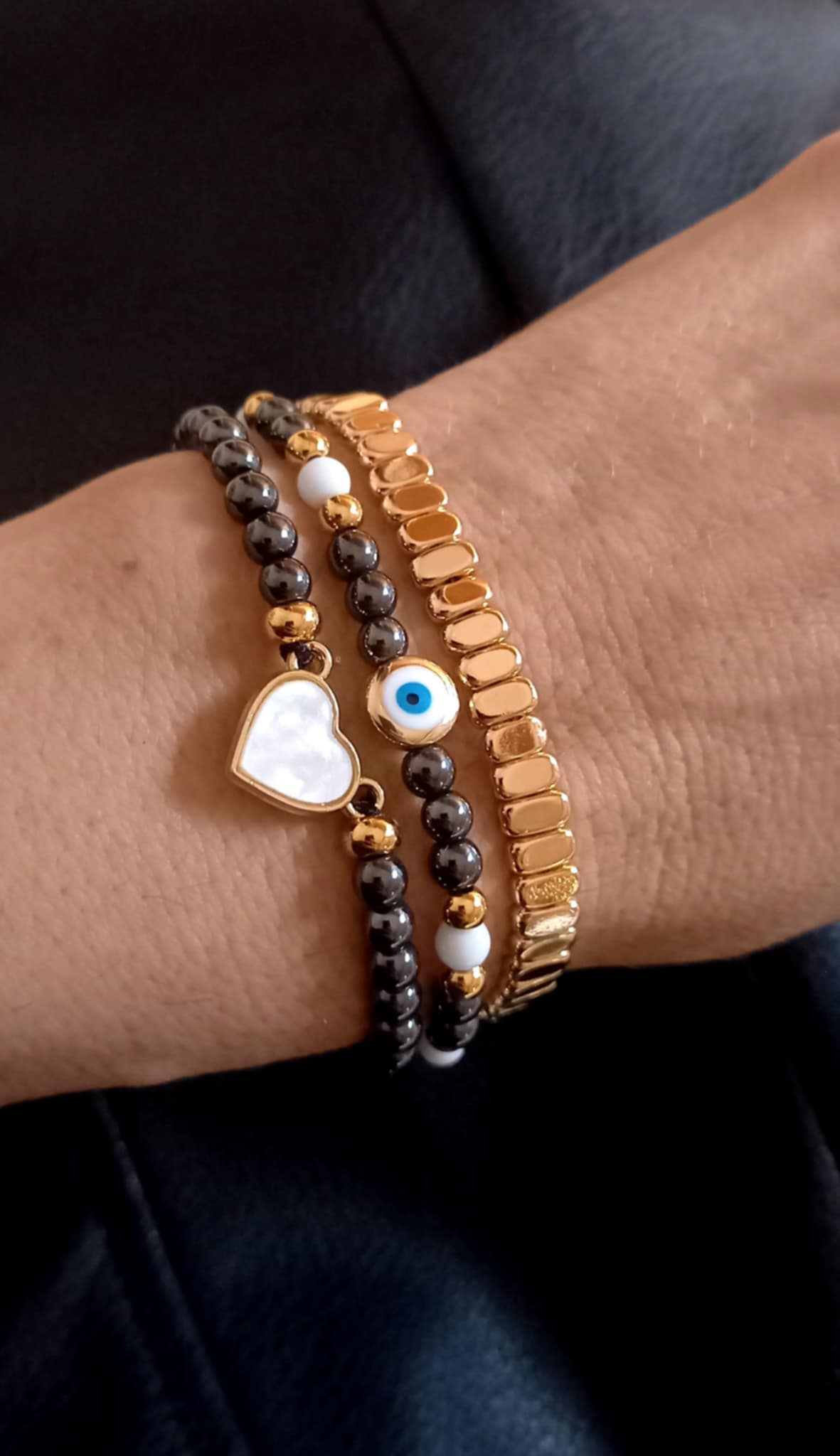 Βραχιόλι με αιματίτες και επιχρυσωμένο ματάκι