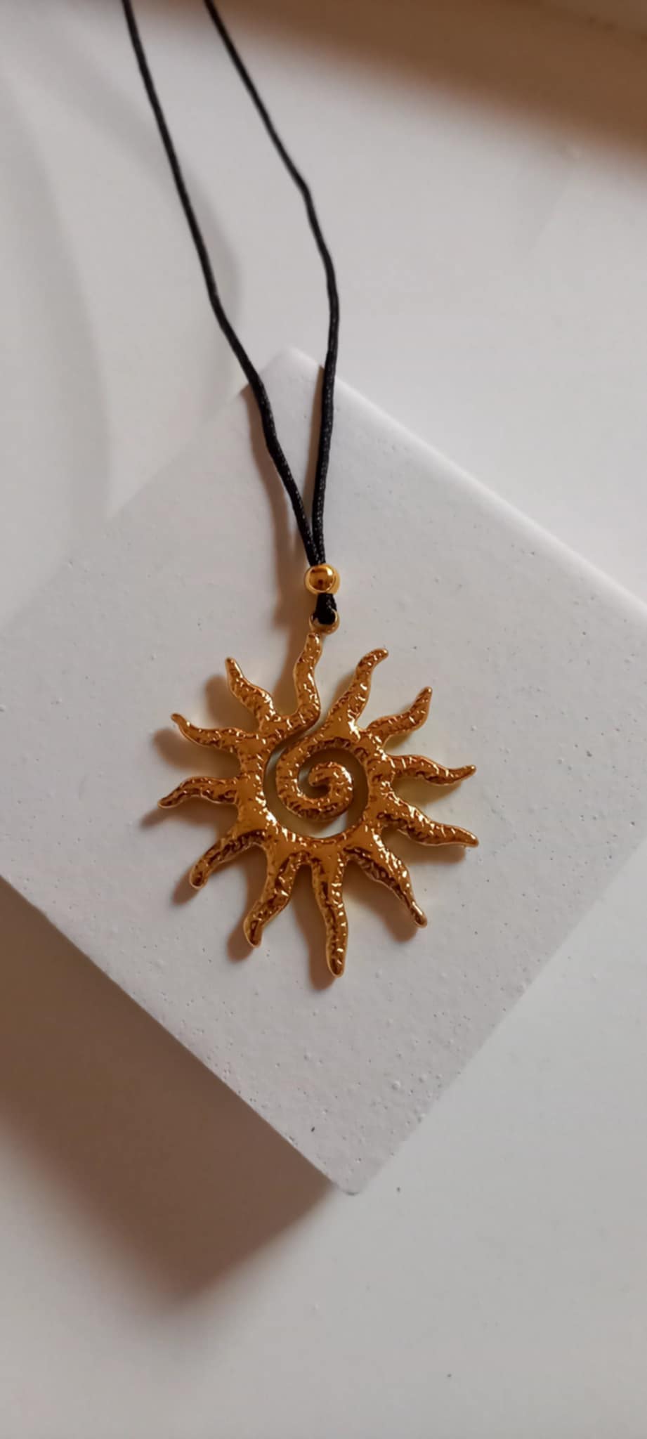 Κολιέ με κορδόνι και ατσάλινο μοτίφ