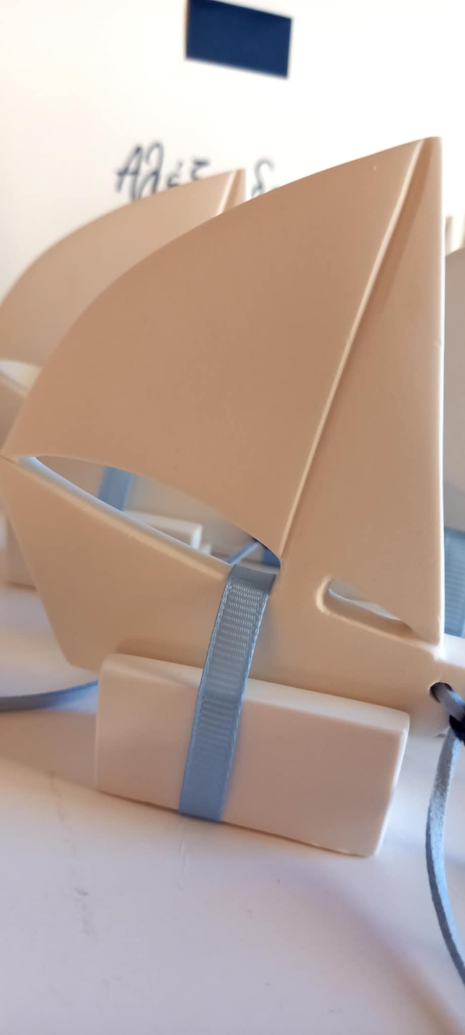 Χειροποίητη μπομπονιέρα βάπτισης καραβάκι με υφή πορσελάνης