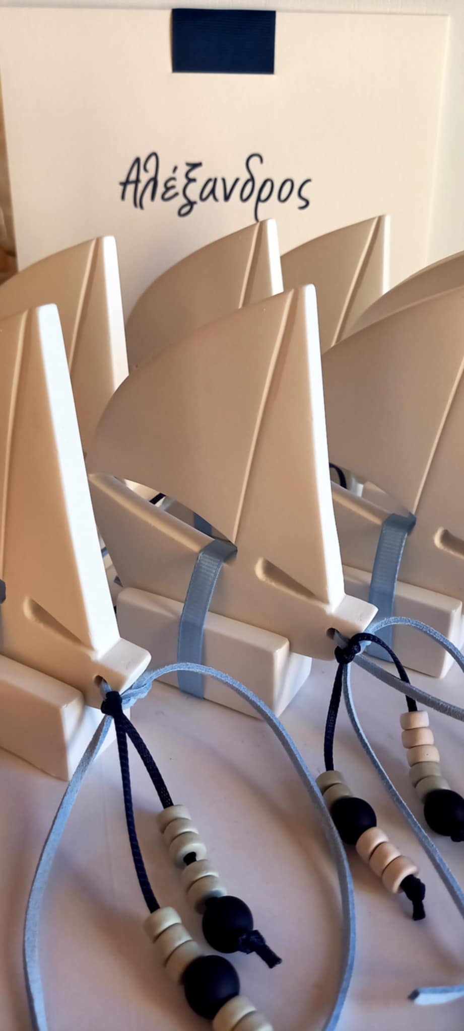 Χειροποίητη μπομπονιέρα βάπτισης καραβάκι με υφή πορσελάνης