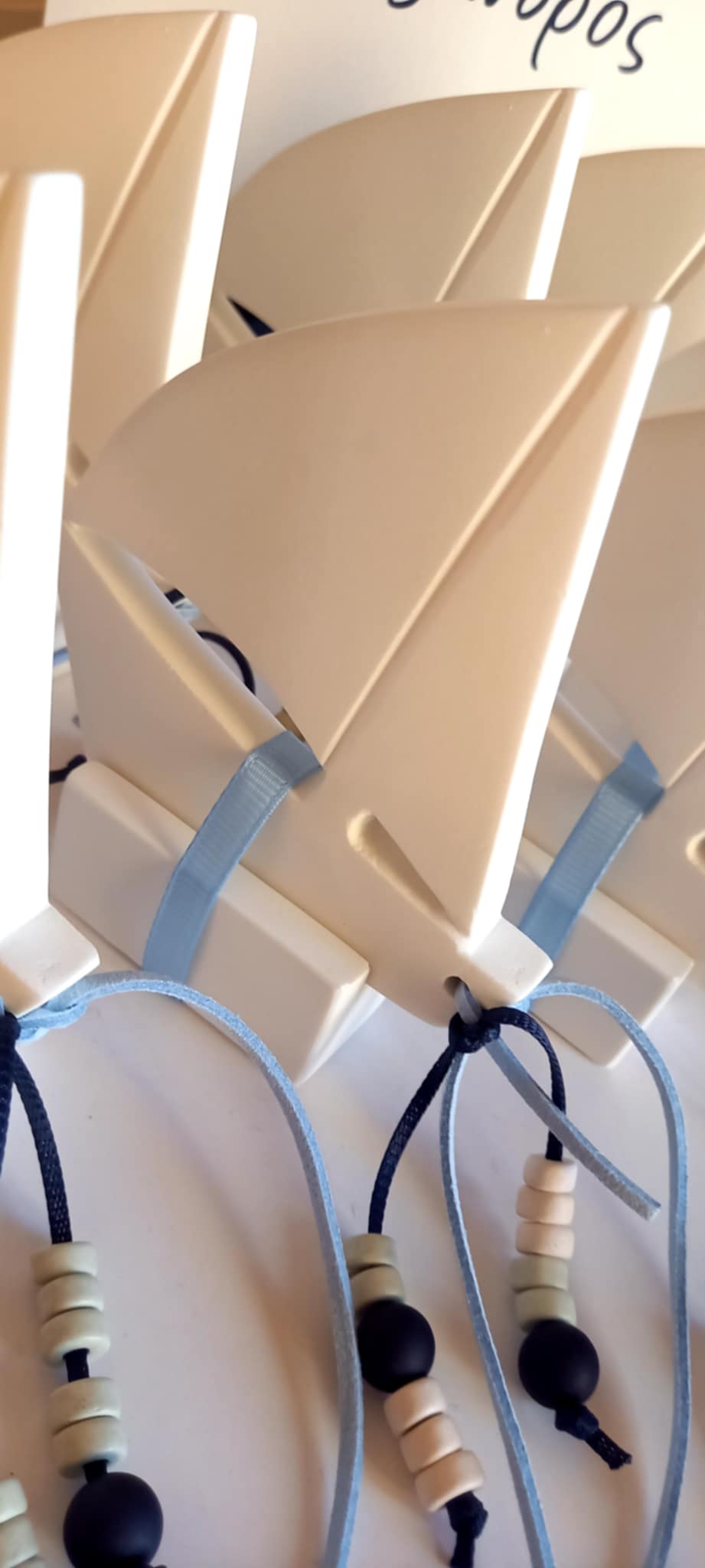 Χειροποίητη μπομπονιέρα βάπτισης καραβάκι με υφή πορσελάνης