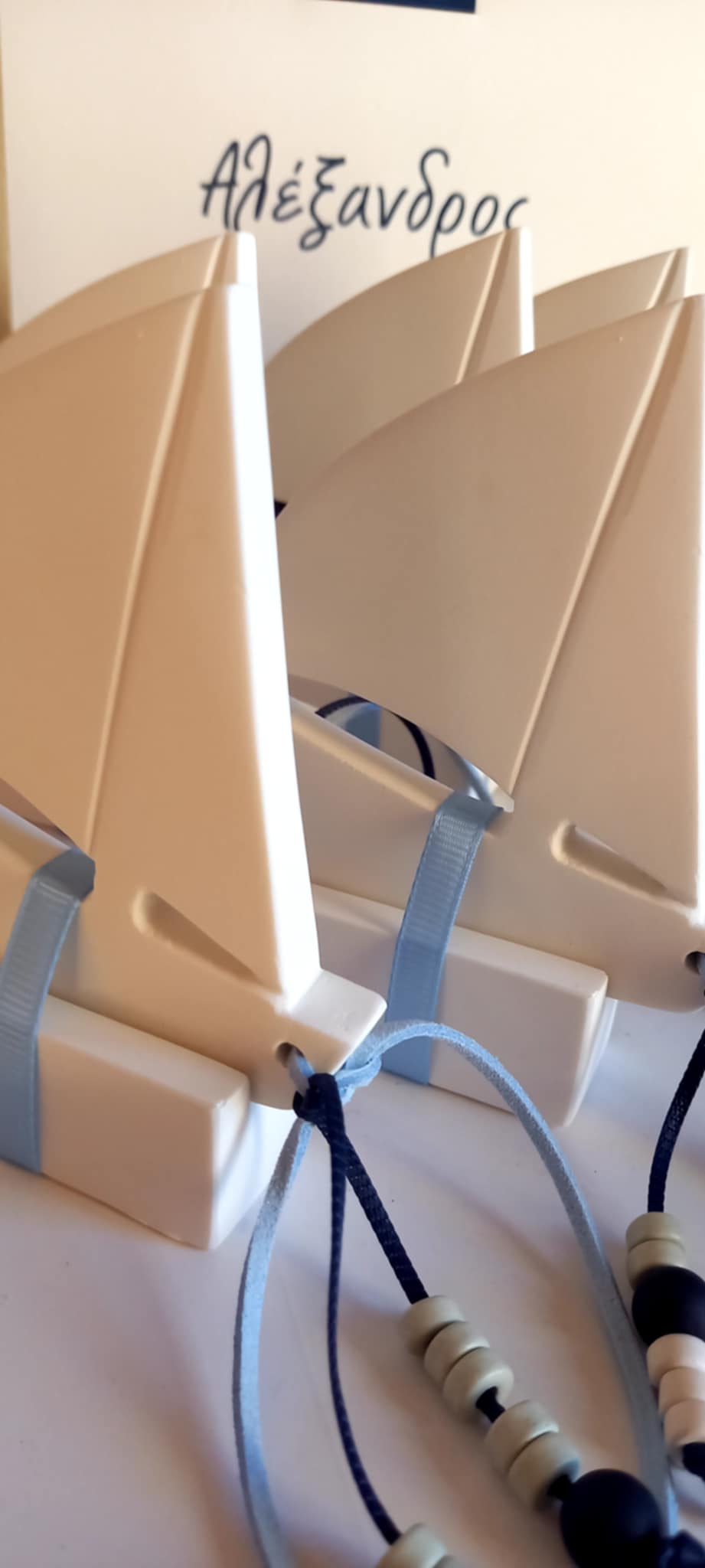 Χειροποίητη μπομπονιέρα βάπτισης καραβάκι με υφή πορσελάνης