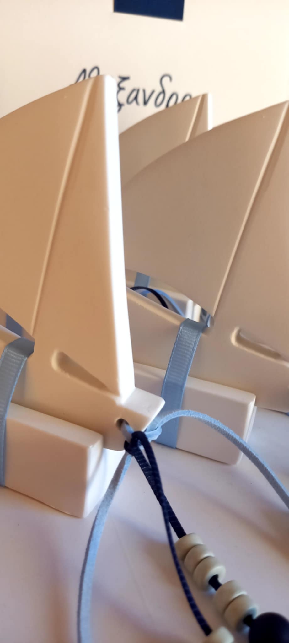 Χειροποίητη μπομπονιέρα βάπτισης καραβάκι με υφή πορσελάνης