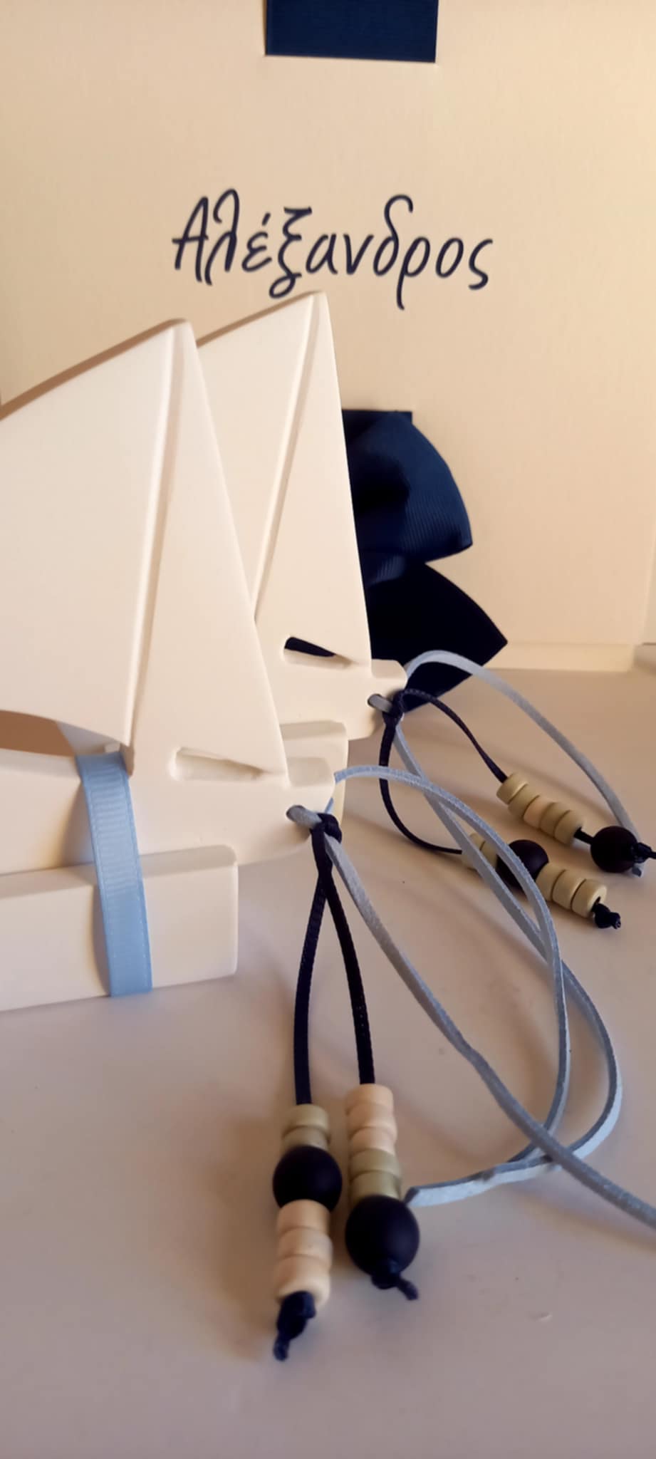 Χειροποίητη μπομπονιέρα βάπτισης καραβάκι με υφή πορσελάνης