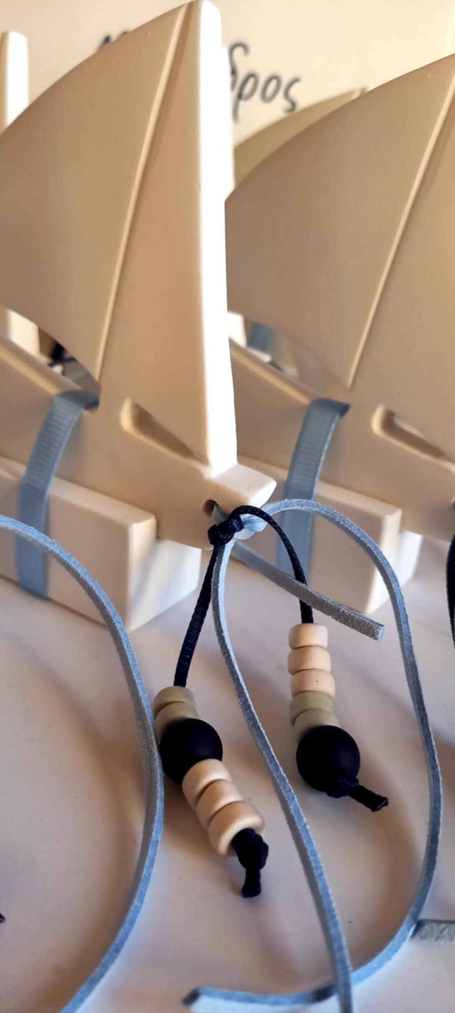 Χειροποίητη μπομπονιέρα βάπτισης καραβάκι με υφή πορσελάνης
