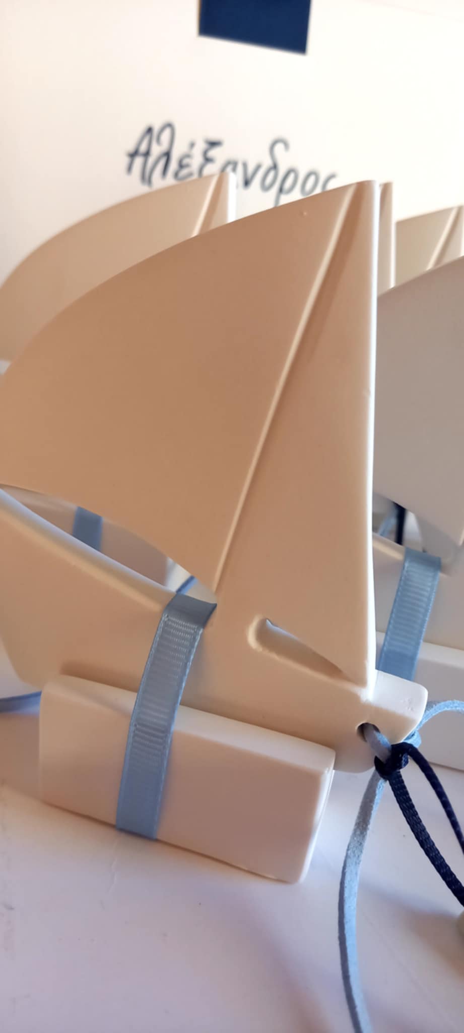 Χειροποίητη μπομπονιέρα βάπτισης καραβάκι με υφή πορσελάνης