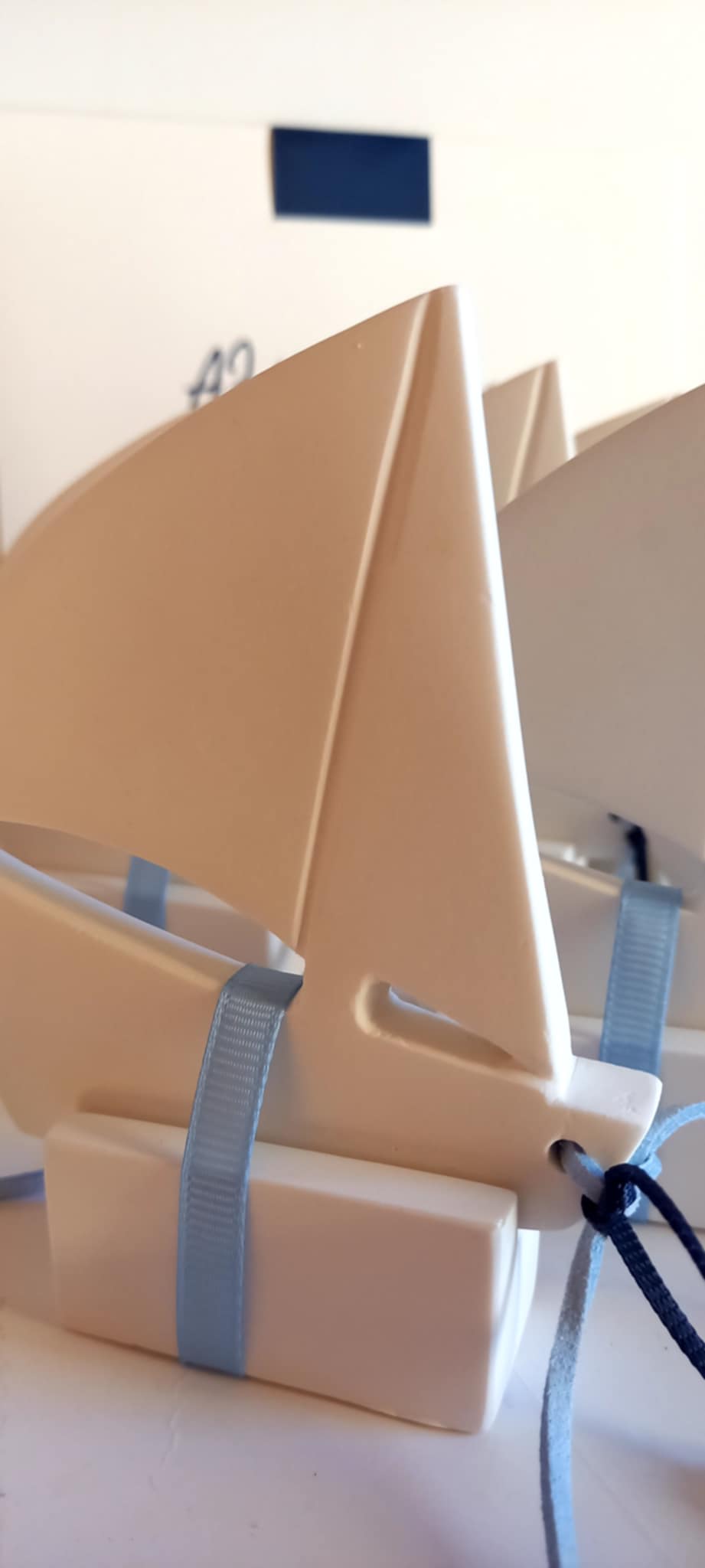 Χειροποίητη μπομπονιέρα βάπτισης καραβάκι με υφή πορσελάνης