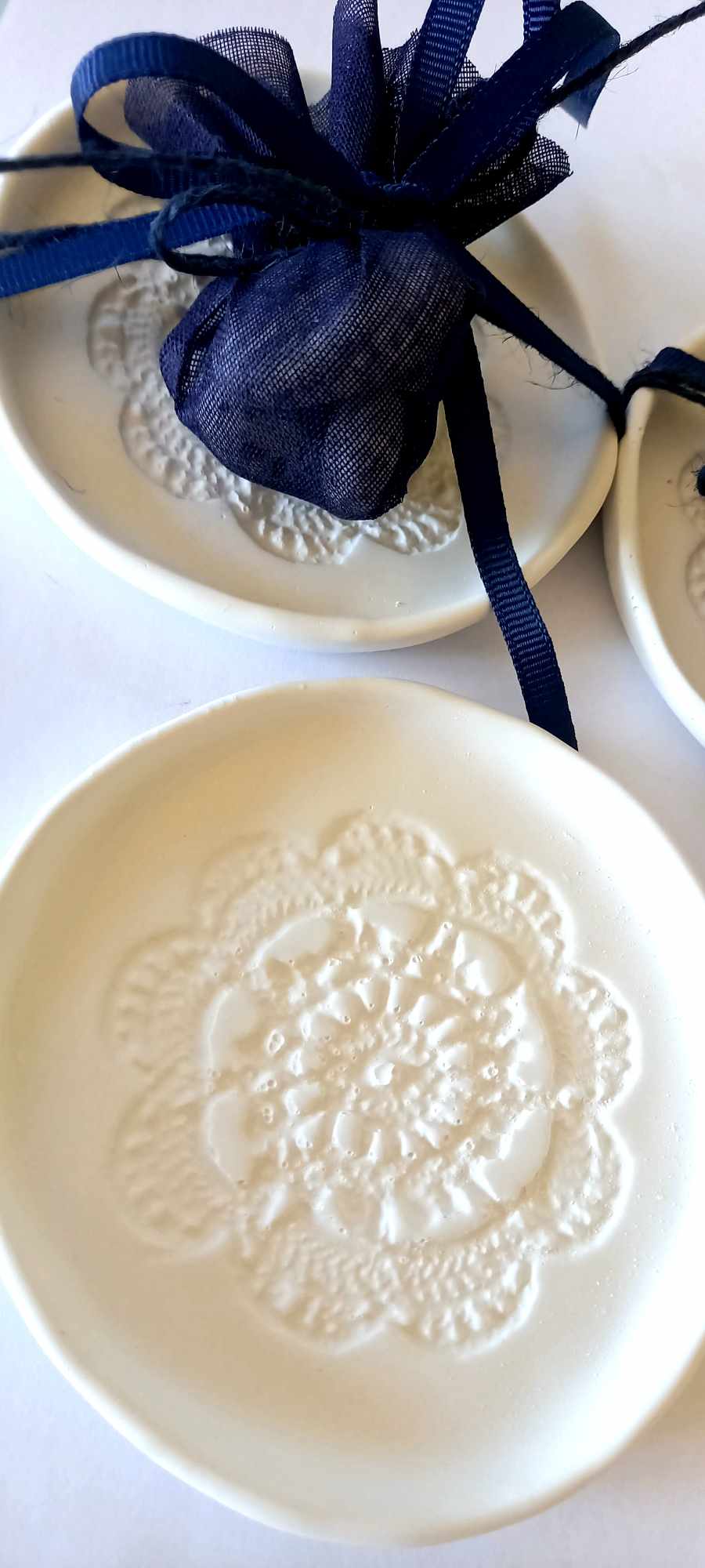 Μπομπονιέρα βάπτισης πιατάκι με υφή πορσελάνης