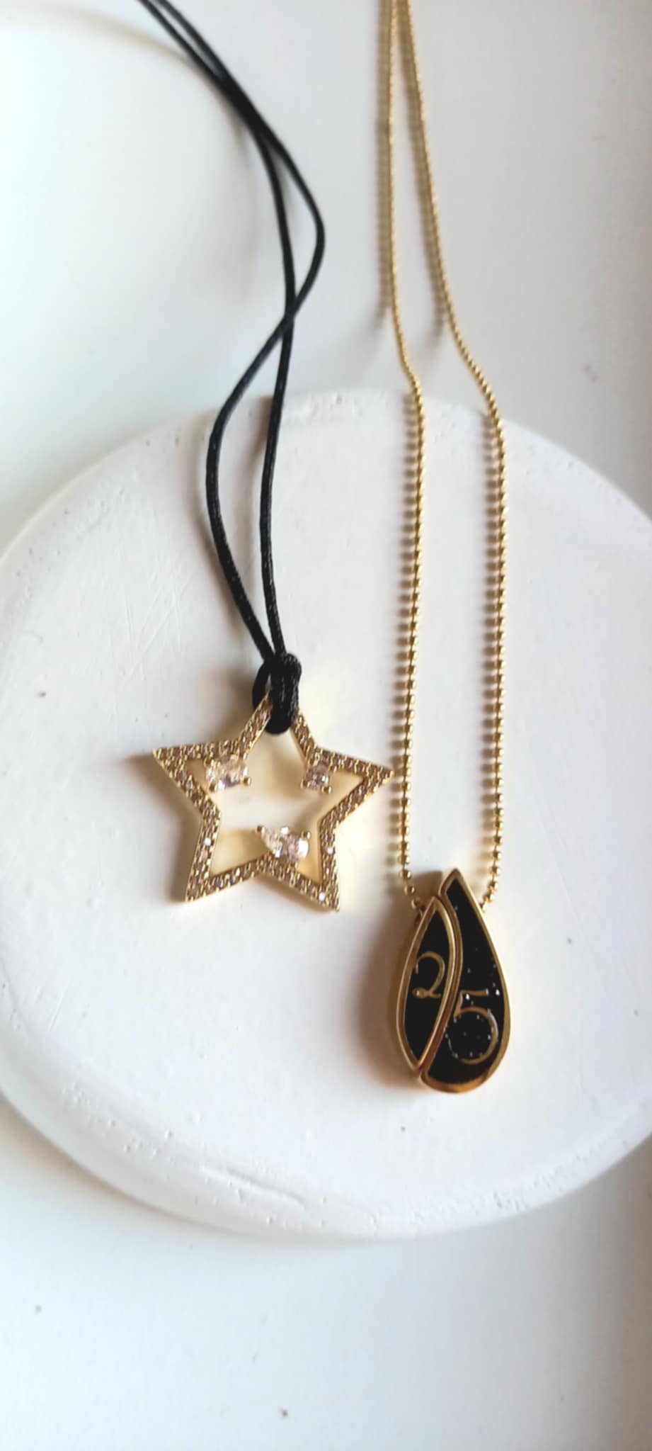 Κολιέ με κορδόνι και αστέρι με ζιργκόν