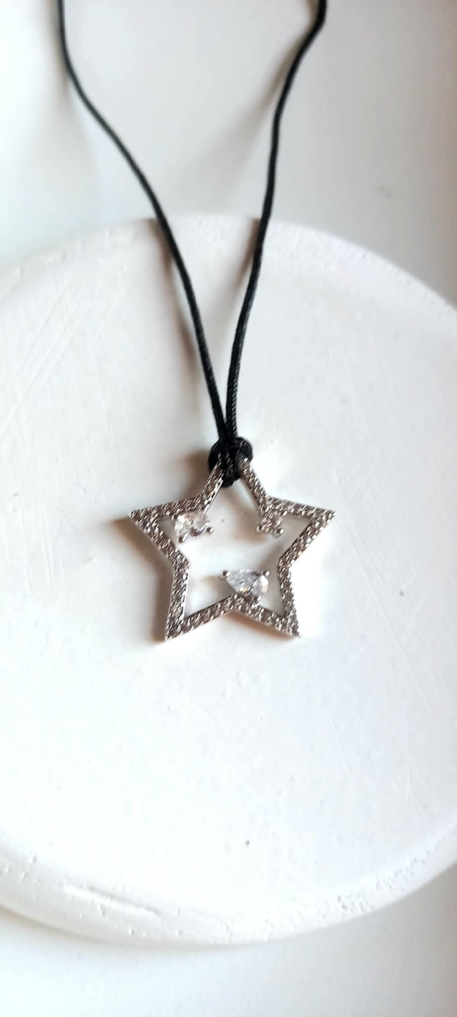 Κολιέ με κορδόνι και αστέρι με ζιργκόν