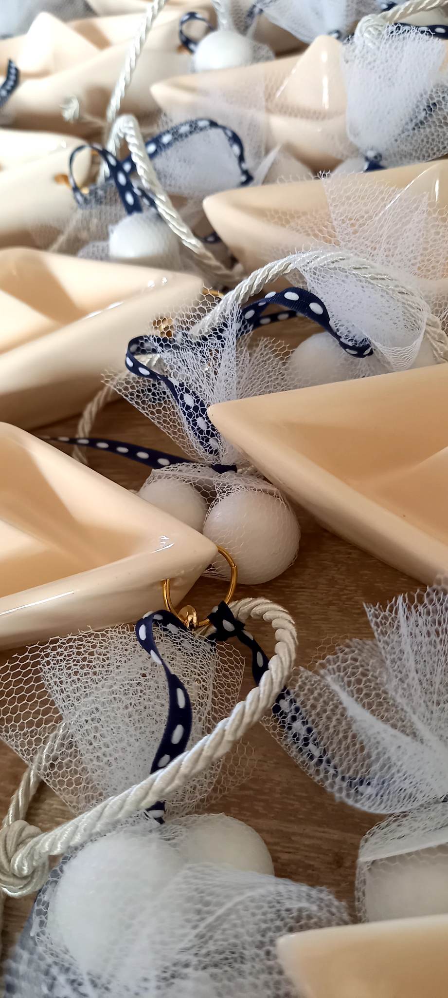 Μπομπονιέρα γάμου κεραμικό καράβι με κορδέλες και άγκυρα