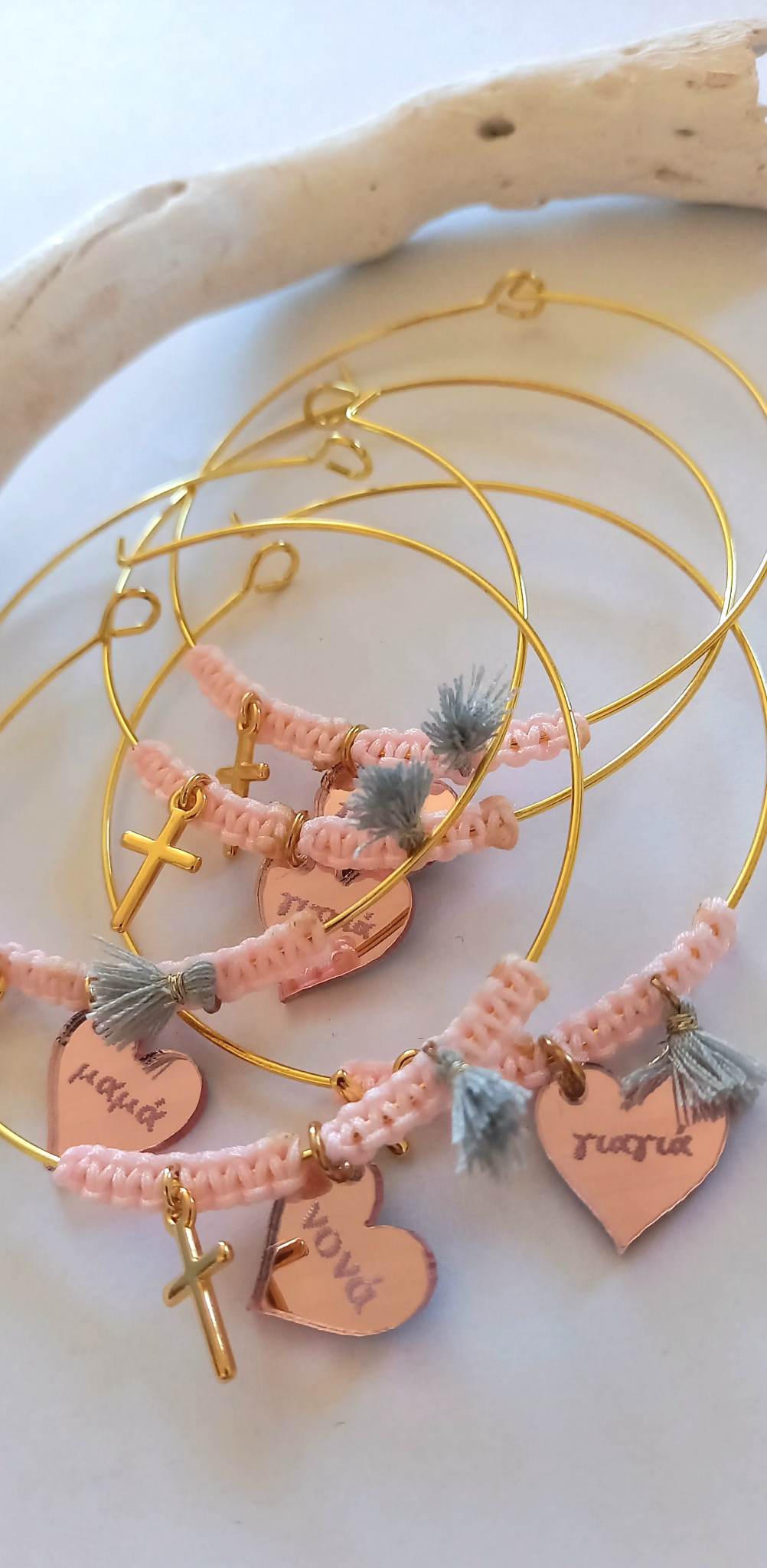 Χειροποίητο μαρτυρικό για τη μαμά με plexi καρδιά, σταυρό, μακραμέ και φουντίτσα