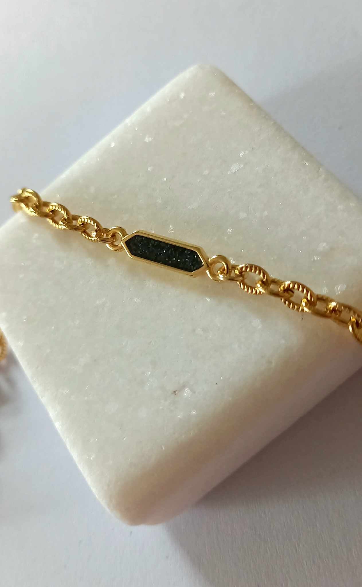 Βραχιόλι με ατσάλινη αλυσίδα και λαμπερό μοτίφ