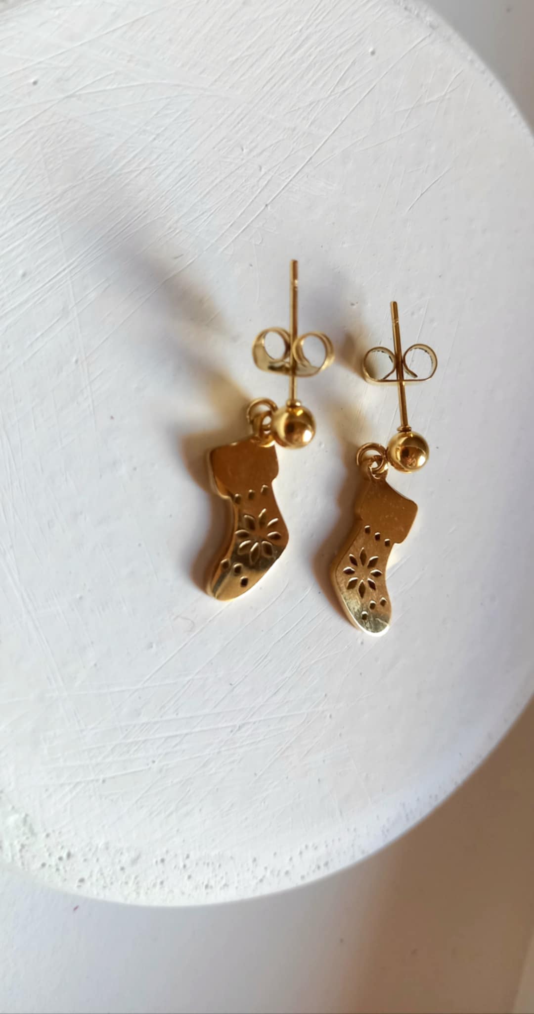 Ατσάλινα σκουλαρίκια με μοτίφ χριστουγεννιάτικη κάλτσα