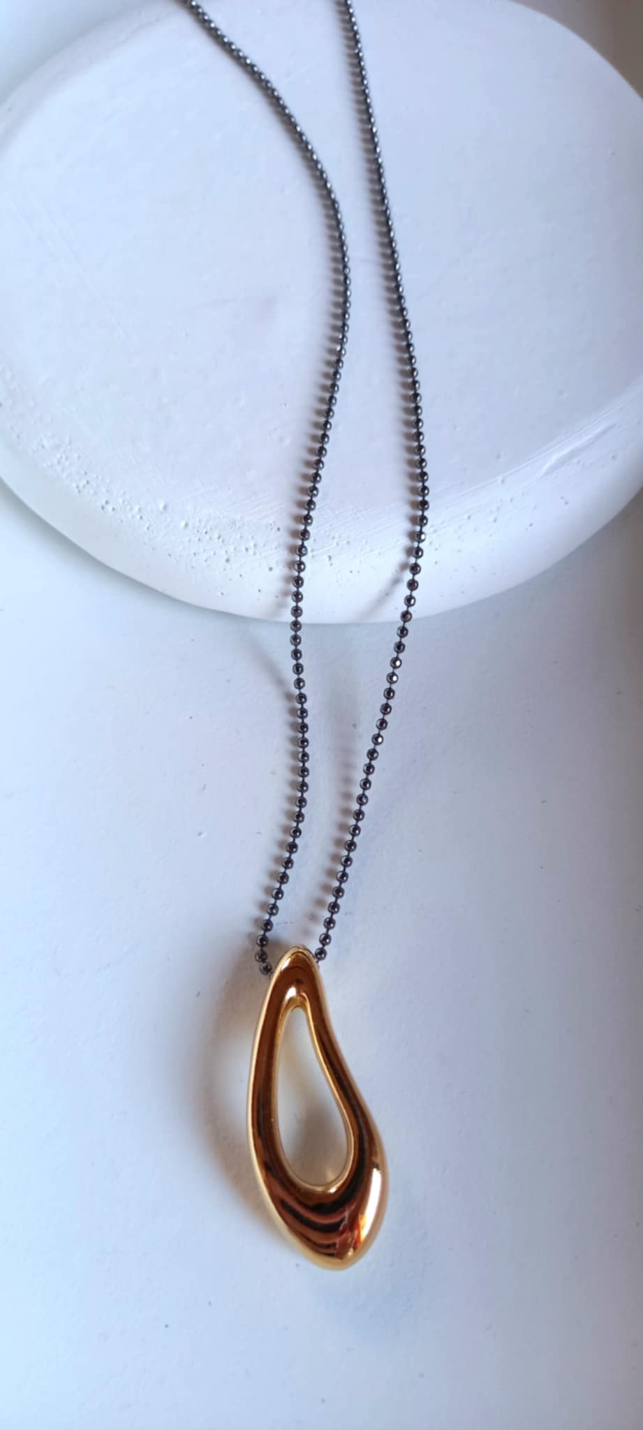 Κολιέ με αλυσίδα και επιχρυσωμένο στοιχείο