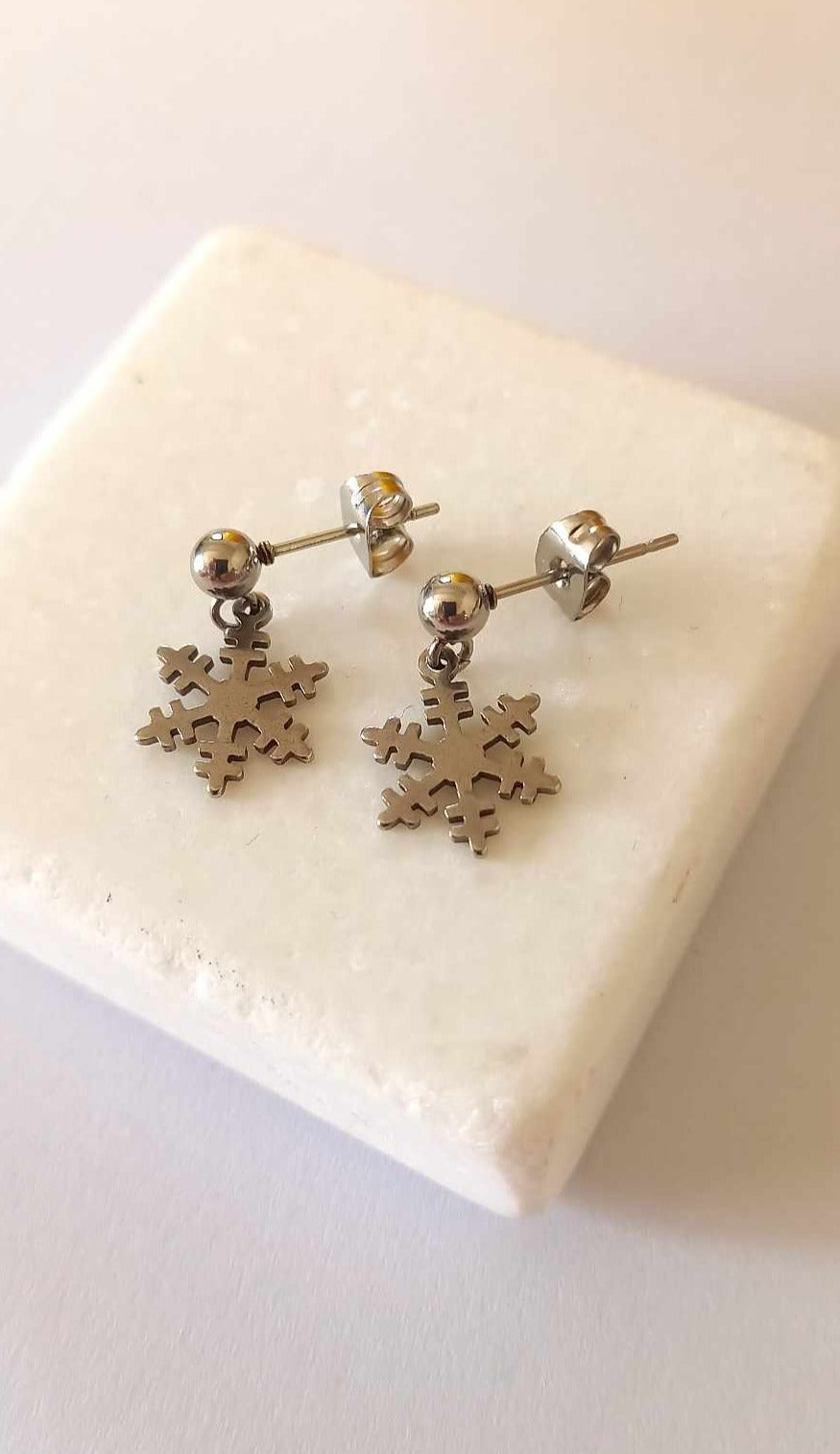 Σκουλαρίκια με στοιχεία χιονονιφάδα από ατσάλι
