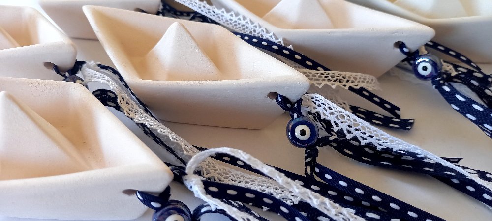 Μπομπονιέρα γάμου κεραμικό καράβι με μάτι, δαντέλα και κορδέλες