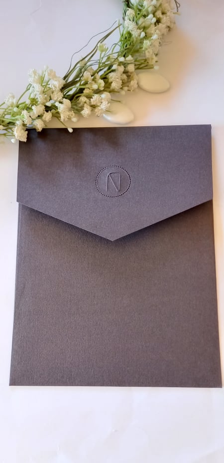 Κομψό προσκλητήριο γάμου με ανάγλυφη εκτύπωση